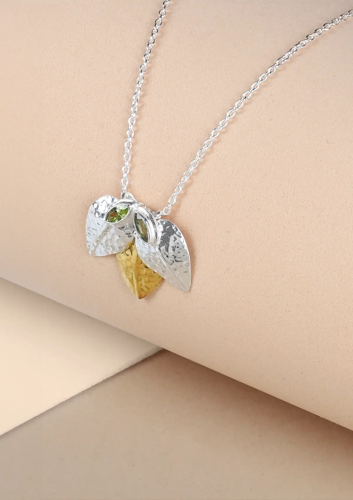 Hammered Silver Peridot studded Pendant Necklace - Image 4